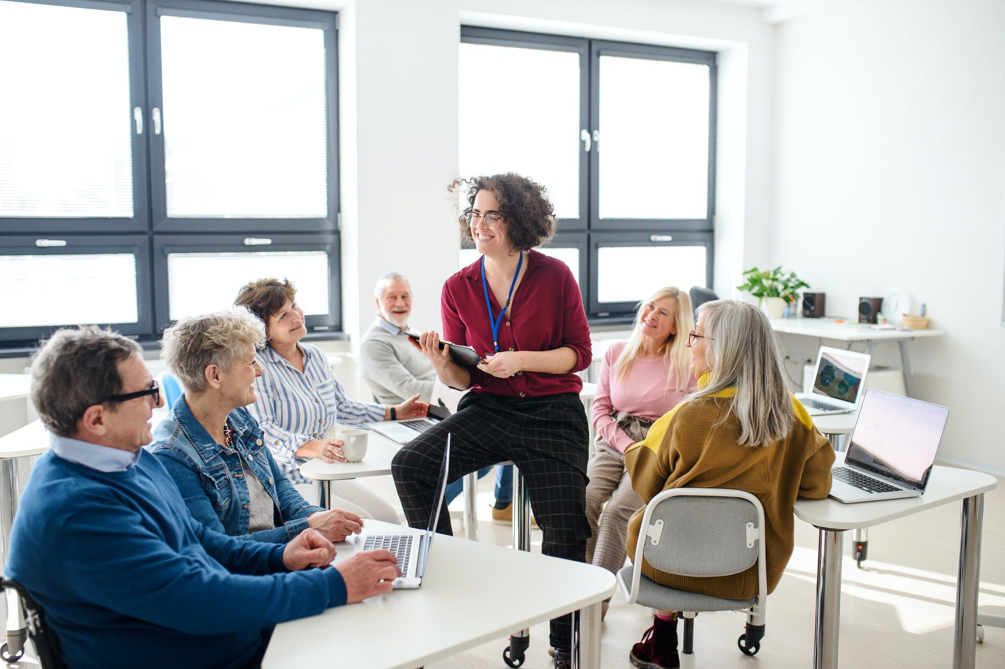 Group of senior people attending an educational class taught by an Independent Medicare Advisor